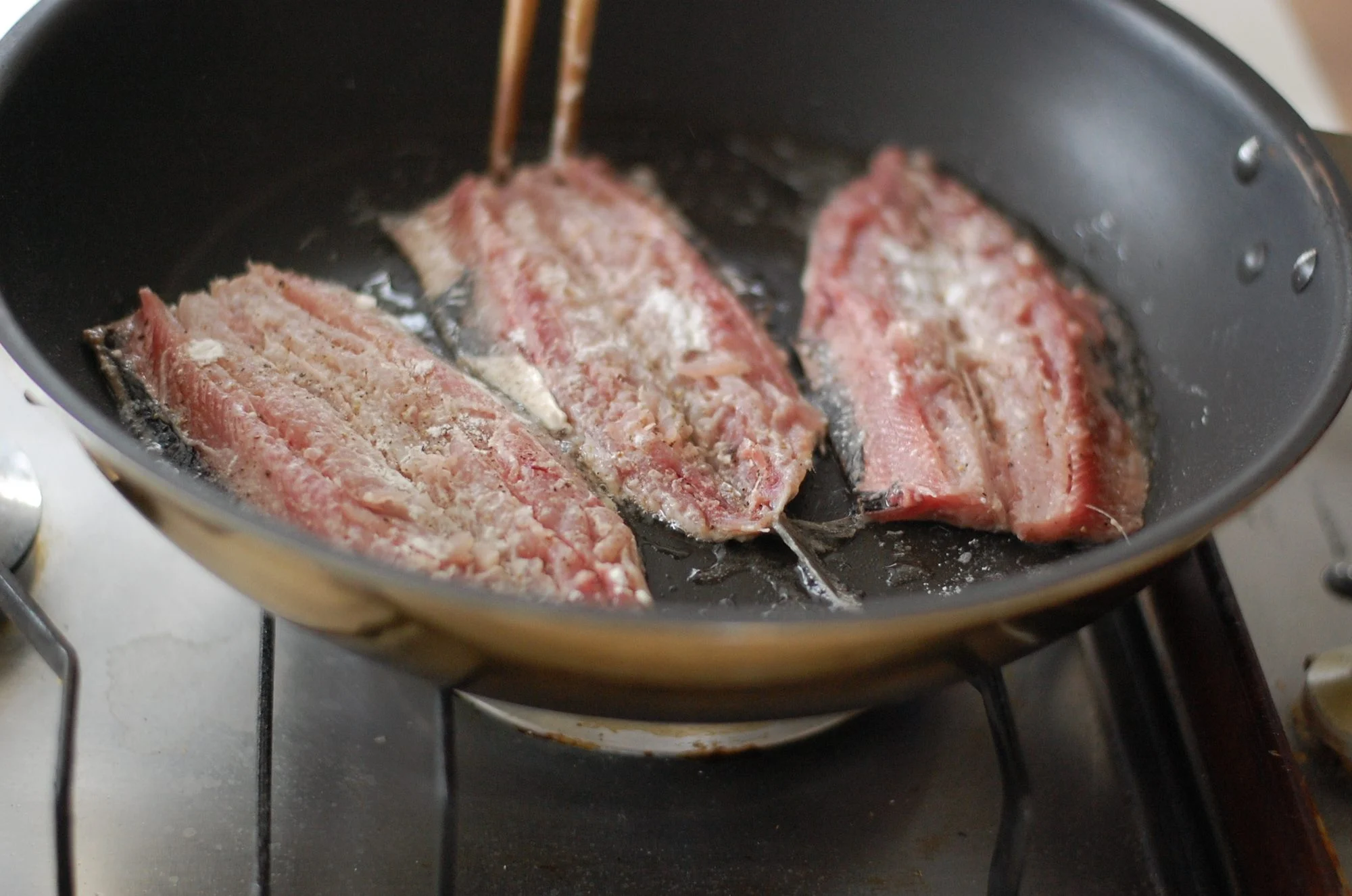 フライパンで焼くいわし