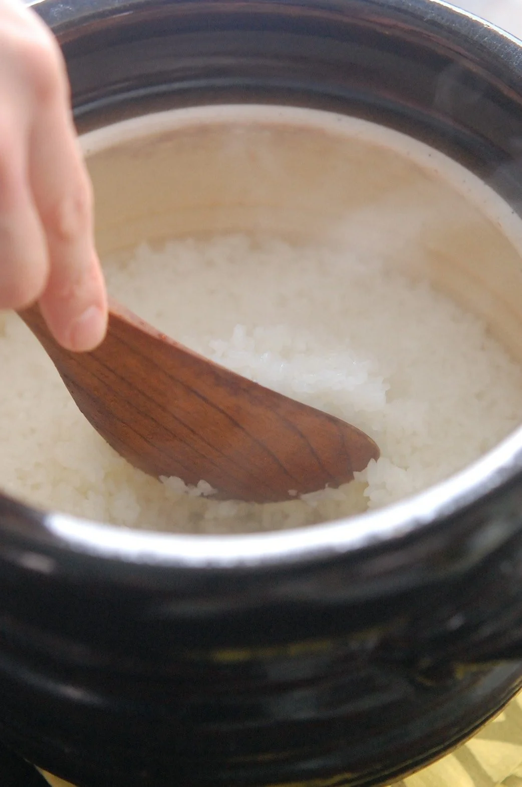 土鍋で炊いたご飯をしゃもじで返すところ