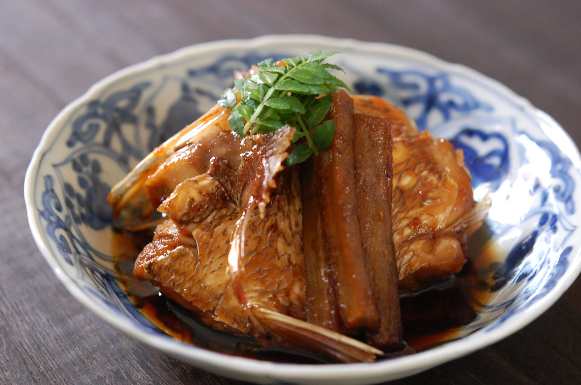 染付の鉢に盛った鯛のあら炊きと牛蒡