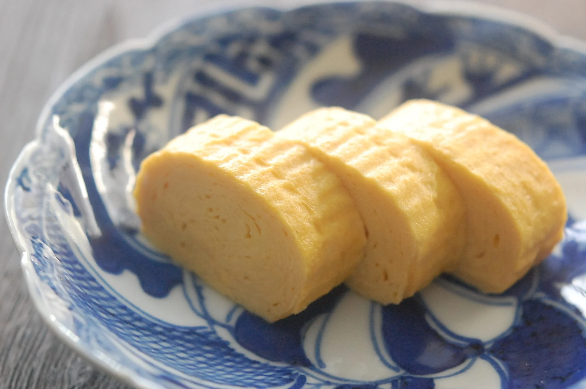 染付の皿に盛っただし巻き卵
